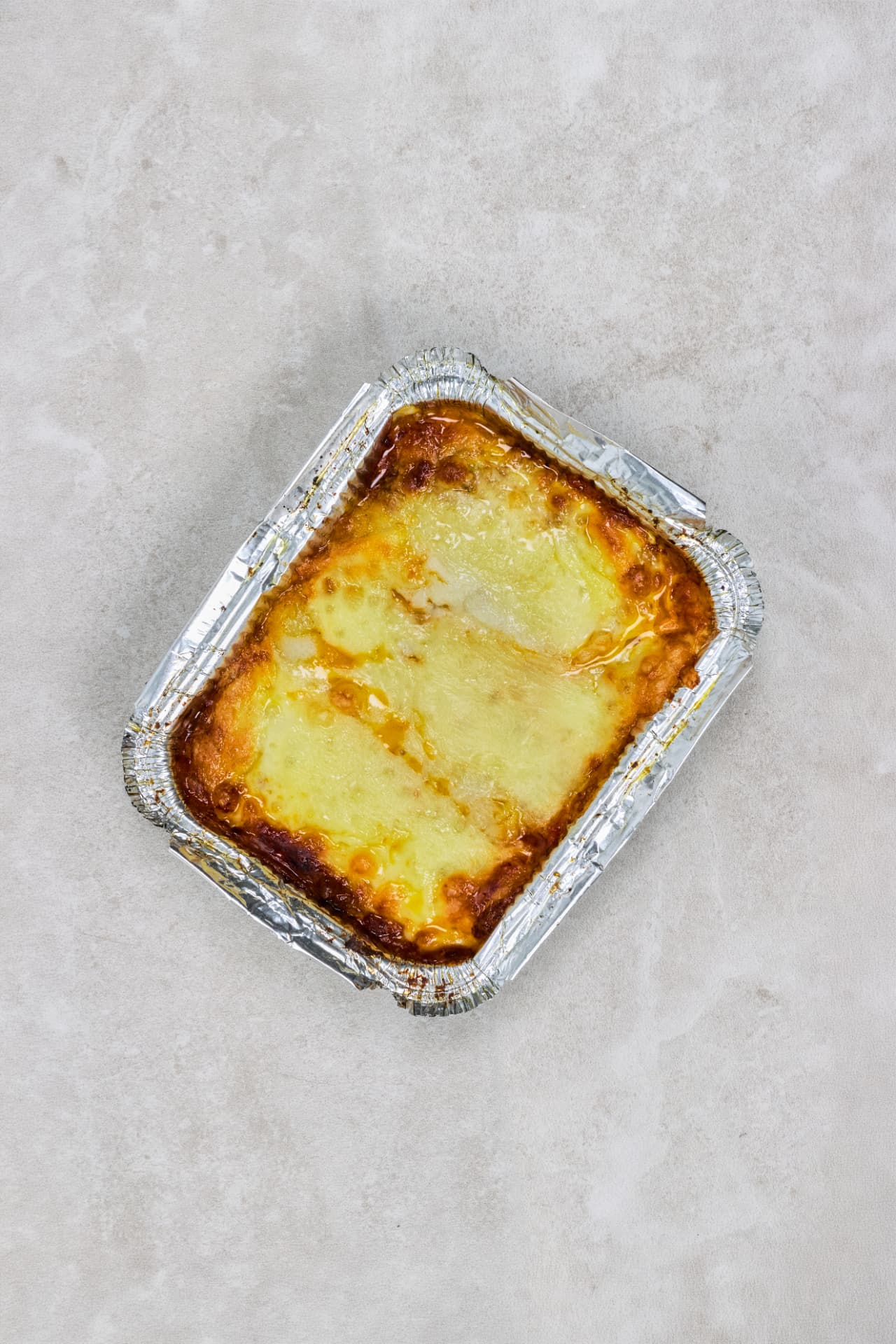 Nybakt lasagne i aluminiumsform